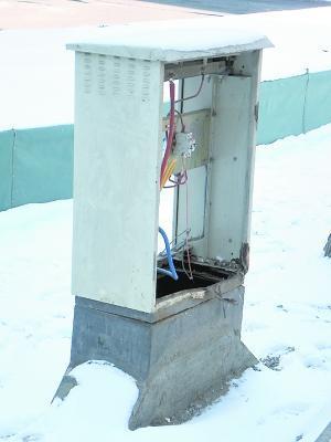 配電箱蓋不翼而飛，街頭“電老虎”誰來管？